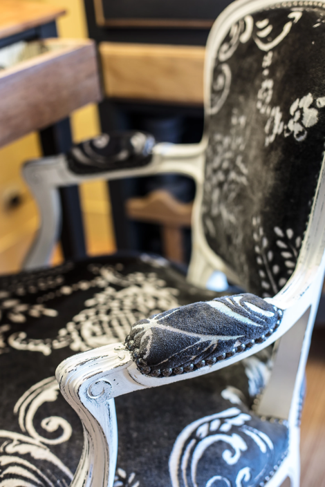 Restored and patinated armchair with black and white patterned fabric – Atelier Gris Mousse