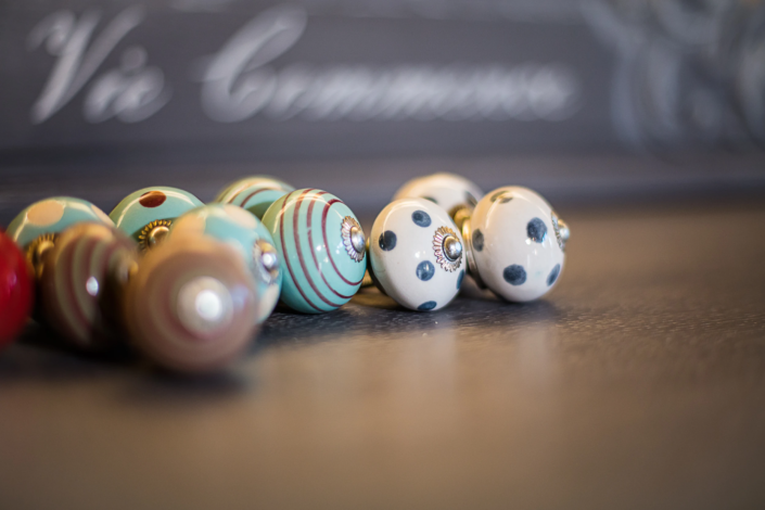 Colorful ceramic drawer knobs – Atelier Gris Mousse product photography
