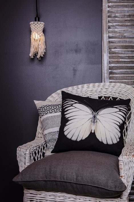 Wicker chair with black and white butterfly cushion and macramé pendant light – Atelier Gris Mousse