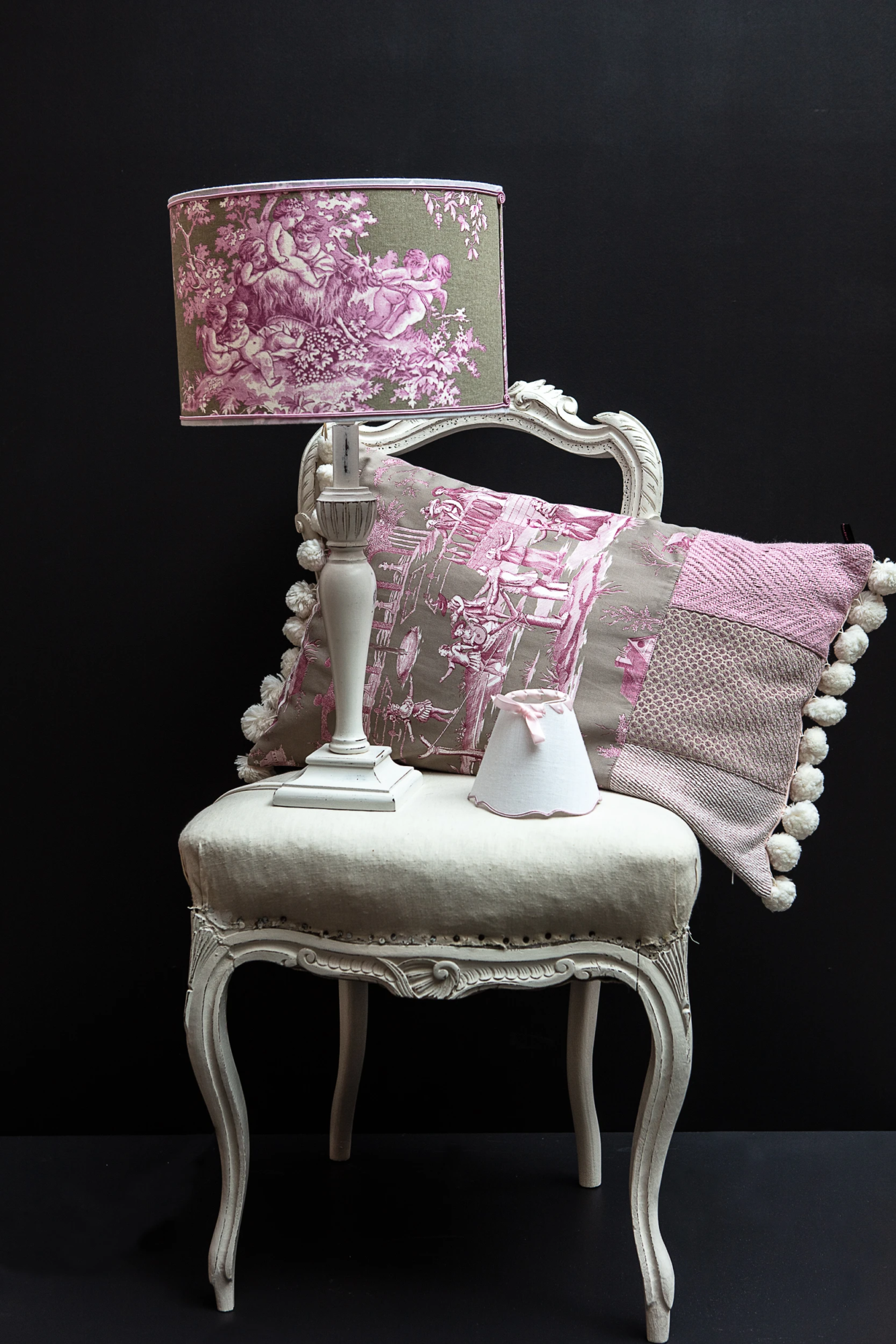 Decorative chair with toile lamp and pink cushion – Atelier Gris Mousse studio styling