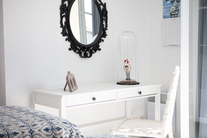 White desk and seaside-themed decor in cottage interior – Atelier Gris Mousse design